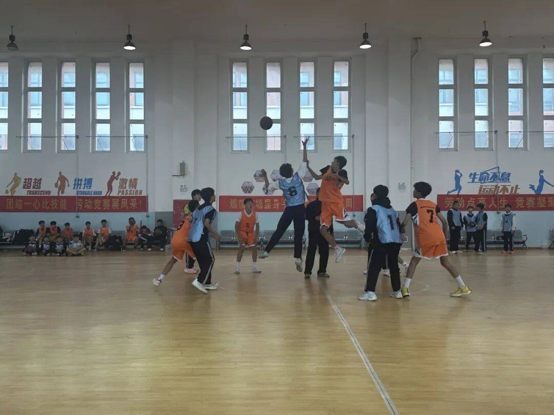 球员不畏困难风雨，篮球比赛中铁心拼搏的简单介绍